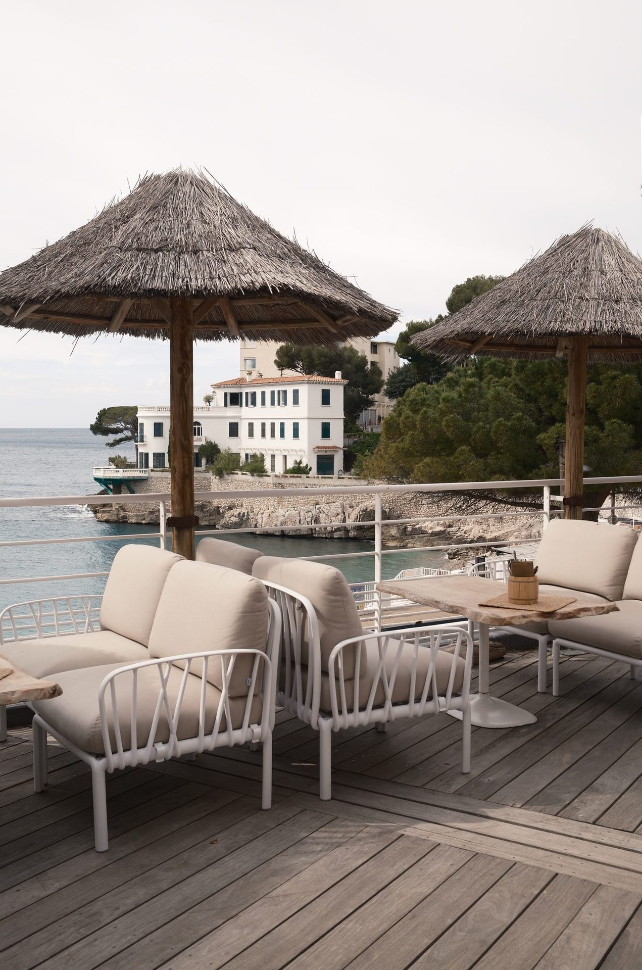 Fauteuils lounge et parasols